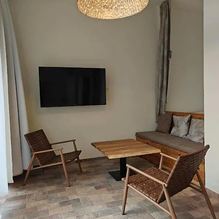 Hexenburgbeidresden Mit Sonnenterrasse, Alkovenbett, Wohn- Und Essbereich, Fussbodenheizung Und Klimaanlage, Decke Großharthau